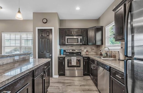 College Station Maison | Aggieland 5 bedroom house steps from TAMU campus and Kyle Field.