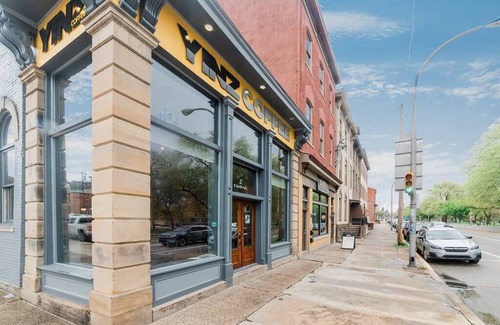 Central Northside Appartement | -- AGH Walkable - Free Parking - Washer & Dryer --