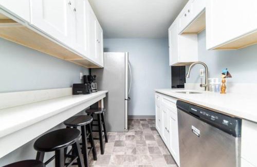 Central Northside Appartement | - AGH Walkable - Free Parking - Washer & Dryer -
