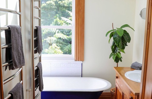 Horokiwi Autre | Agnes House ~ Executive Rural Retreat in the city
