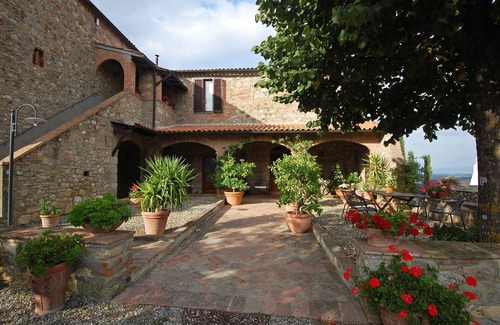 San Macario In Monte Appartement | Agriturismo for 4 with a shared pool, by a village