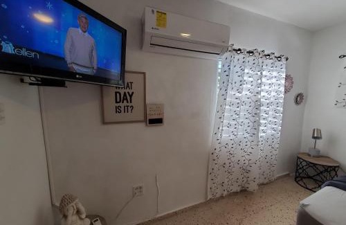 Borinquen Appartement | Aguadilla Surfers Lair apt with AC Wifi 8 minute walk to Crashboat beach