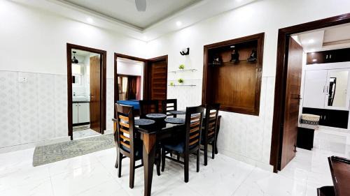 Vasant Kunj Appartement | AHAM PREMA Luxe 3 BR Stay 15 min from Airport