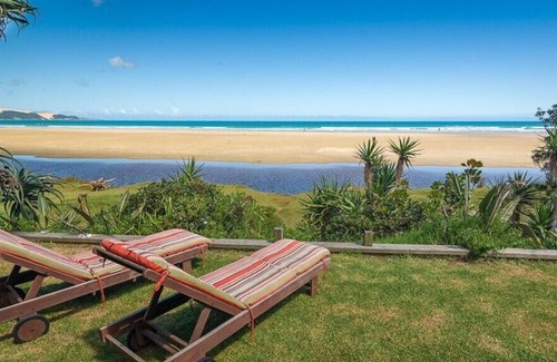 Ahipara Maison | Ahipara Surf Lodge (Absolute Beachfront!)