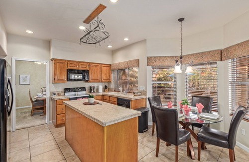 Monarch Maison | Heated Pool/Spa, Putting Green, Pool Table! Sleeps 8!