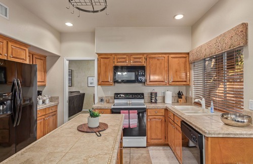 Monarch Maison | Heated Pool/Spa, Putting Green, Pool Table! Sleeps 8!