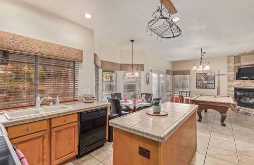 Monarch Maison | Heated Pool/Spa, Putting Green, Pool Table! Sleeps 8!