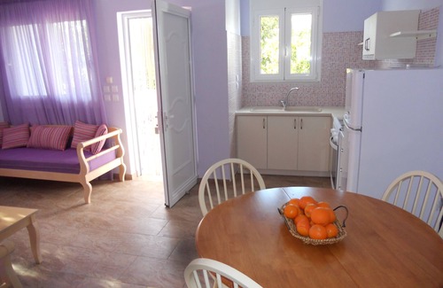 Valimitika Cottage | Aigion: Gîte dans orangeraie bio, agréé par l'Office Hellénique du Tourisme.