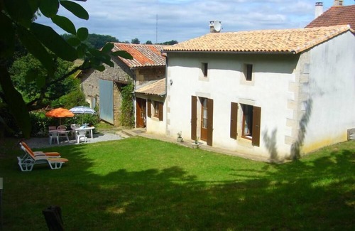 Aigonnay Cottage | Aigonnay: Au coeur de la région Poitou-Charentes, grande maison avec jardin