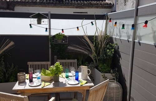 Aigues-Mortes Medieval City Appartement | Aigues Mortes, cœur des remparts, appart ancien rénové avec terrasse