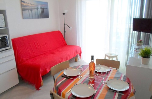 Balaruc-les-Bains Appartement | Appartement climatisé proche des thermes avec balcon