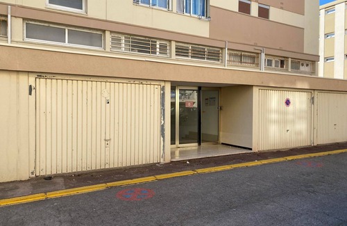 Balaruc-les-Bains Appartement | Appartement climatisé proche des thermes avec balcon