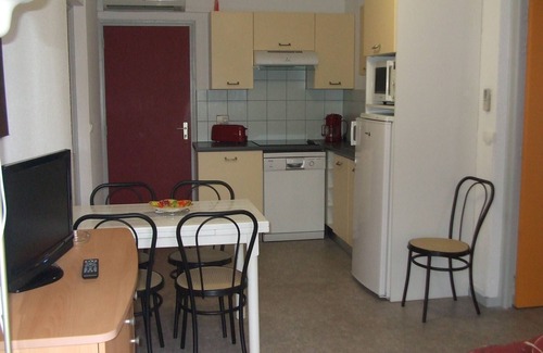 Salies-de-Bearn Appartement | Air-conditioned T2 ground floor in 3-star residence with heated pool