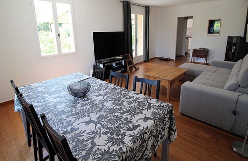 Maubec Villa | Air-conditioned living room for this villa 500m from Maubec, Luberon.