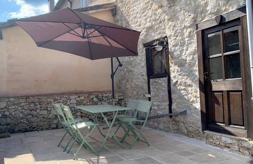 Monpazier Maison | Maison médiévale climatisée avec jardin, linges inclus