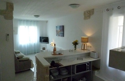 Meze Appartement | Air-conditioned Studio on the Ground Floor, in Historic Mèze, Bassin de Thau