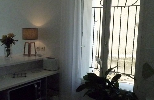 Meze Appartement | Air-conditioned Studio on the Ground Floor, in Historic Mèze, Bassin de Thau