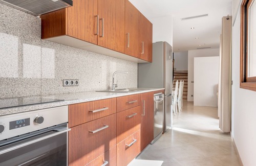 Santanyi Maison | Maison de ville climatisée avec piscine, Wi-Fi, balcon et terrasse sur le toit