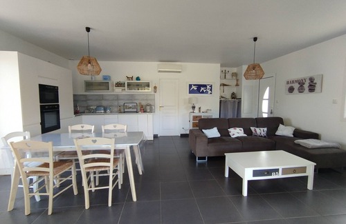 Ghisonaccia Villa | VILLA climatisée A 10 Minutes en voiture de la mer. Jardin 1000m2 clos et arboré