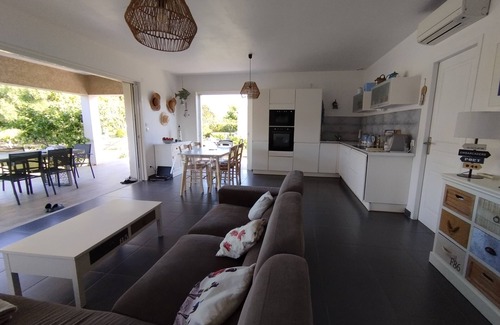 Ghisonaccia Villa | VILLA climatisée A 10 Minutes en voiture de la mer. Jardin 1000m2 clos et arboré