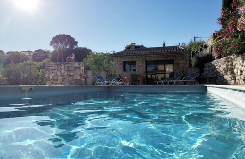 Vezenobres Maison | Villa climatisée, vue panoramique avec piscine.