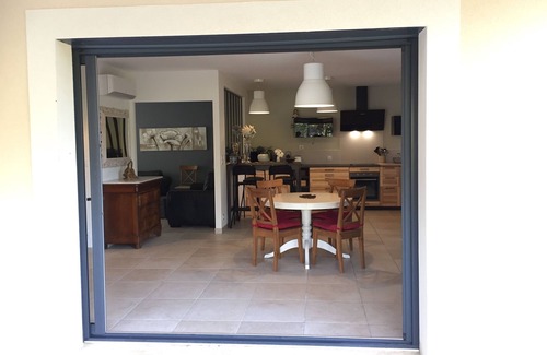 Maubec Maison | Villa climatisée, piscine privée non partagée et chauffée face au Luberon..