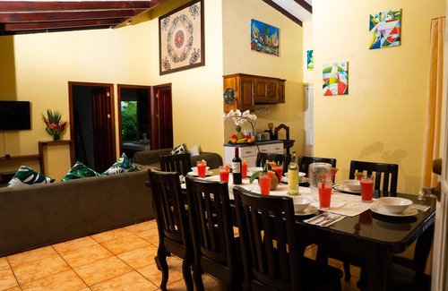 La Fortuna Villa | A / C, WiFi gratuit, piscine, barbecue. 1 km du centre de La Fortuna.