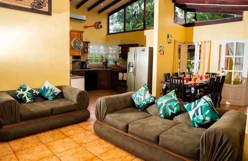La Fortuna Villa | A / C, WiFi gratuit, piscine, barbecue. 1 km du centre de La Fortuna.