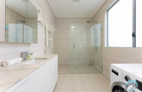 Fairfield Maison | Aircabin - Fairfield - Modern - 6 Bedrooms House