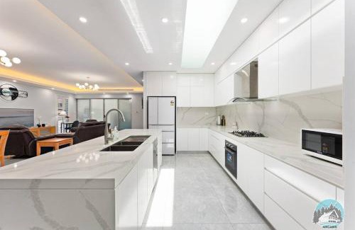 Fairfield Maison | Aircabin - Fairfield - Modern - 6 Bedrooms House