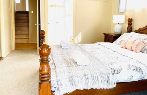 Tuggerawong Maison | Aircabin | Tuggerawong | Lake Front | 3 Beds House