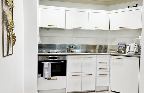 Newton Appartement | *Aircon, park views, outdoor pool, S King Bed !*