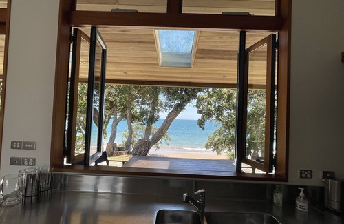 Coopers Beach Maison | AIRLIE - LUXURY BEACH FRONT