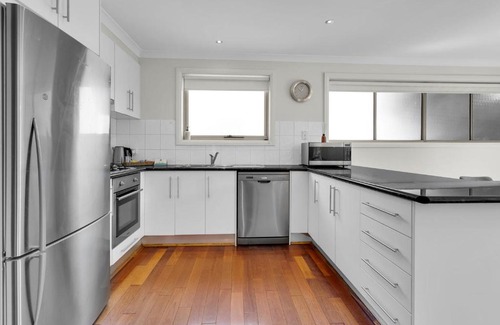 Airport West Maison | Airport West Stunner by Ready Set Stay