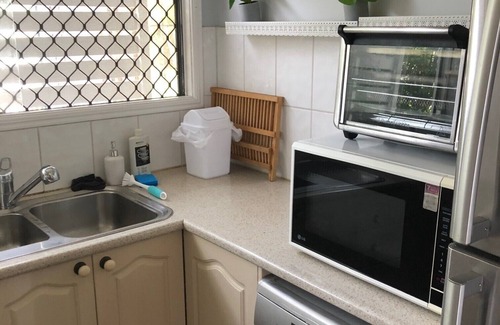 Wynnum North Maison | Airy and Charming Beach Style House 400m From Train Station and 1.5km From Ocean