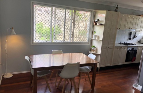 Wynnum North Maison | Airy and Charming Beach Style House 400m From Train Station and 1.5km From Ocean