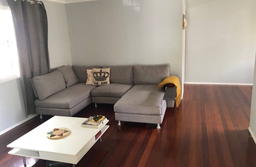 Wynnum North Maison | Airy and Charming Beach Style House 400m From Train Station and 1.5km From Ocean