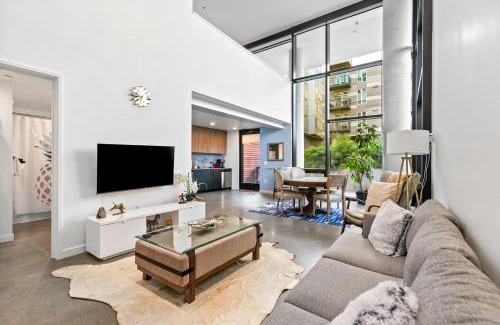 Downtown Appartement | Airy and Open Corner Loft - 92 Walkscore