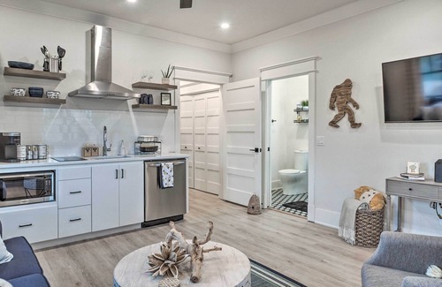 Downtown Appartement | Airy Bentonville Studio < 1 Mile to City Square!