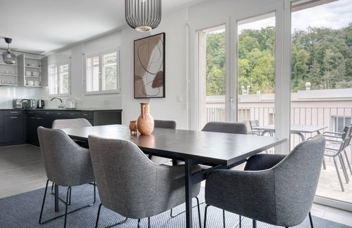 Center Appartement | Airy Leimbach 4.5 Room w/ Storage & W/D, 5 min to Market, by Blueground