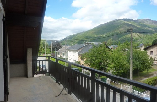 Bagneres-de-Luchon Appartement | aéré ​​Light 2 lit avec parking. base de ville idéale pour marche / bicyclette / ski etc.