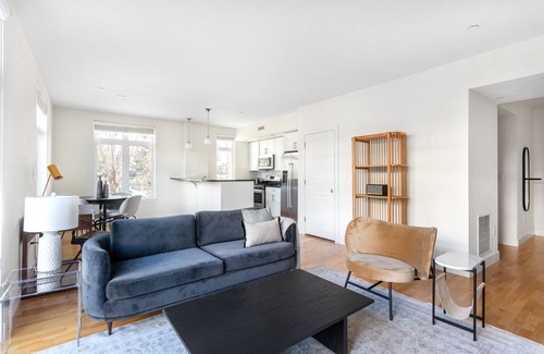 North Cambridge Appartement | Airy Porter Square 2BR w/ W/D, Elevator, by Davis Station