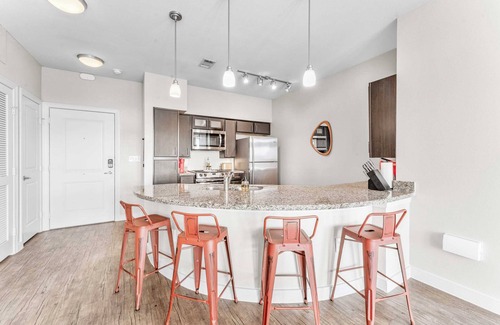 Windsor Park Appartement | Airy SoCo 2BR King Suite w/ GymPickleballLaundry