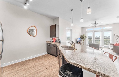 Windsor Park Appartement | Airy SoCo 2BR King Suite w/ GymPickleballLaundry