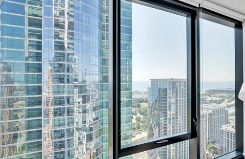 South Loop Appartement | Airy South Loop Studio w/ Pool, Gym & Spa, nr Grant Park, by Blueground