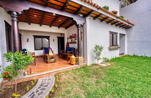 San Miguel Duenas Villa | Airy & Spacious 6/3 for Families near Antigua Gated Community w/ big green areas