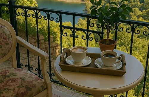 Tsivlos Appartement | Aithra Luxury Suites, Superior Lakeview Suite