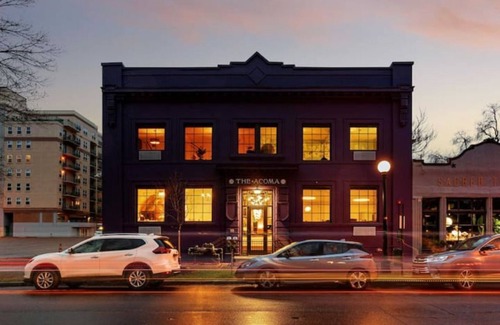Golden Triangle Appartement | AJ Davis Art Suite 108