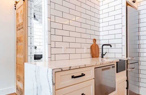Aspen Appartement | Ajax views and river patio! Newly remolded with King Murphy bed!