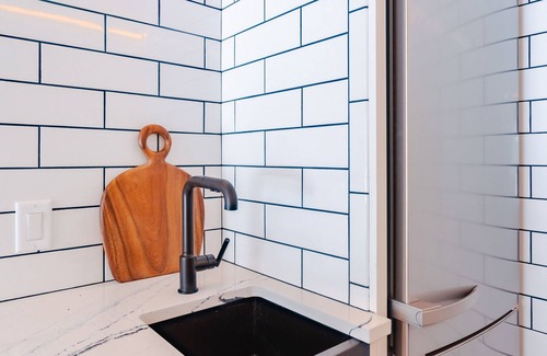 Aspen Appartement | Ajax views and river patio! Newly remolded with King Murphy bed!